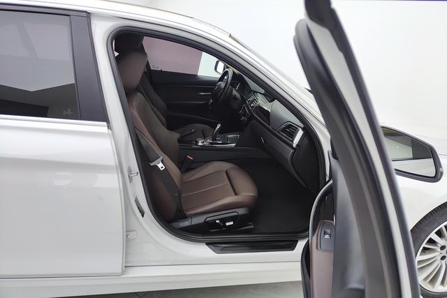 BMW 3 Series 2019 — фото 16