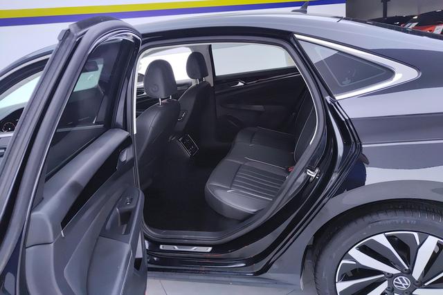 Volkswagen Passat 2023 — фото 15