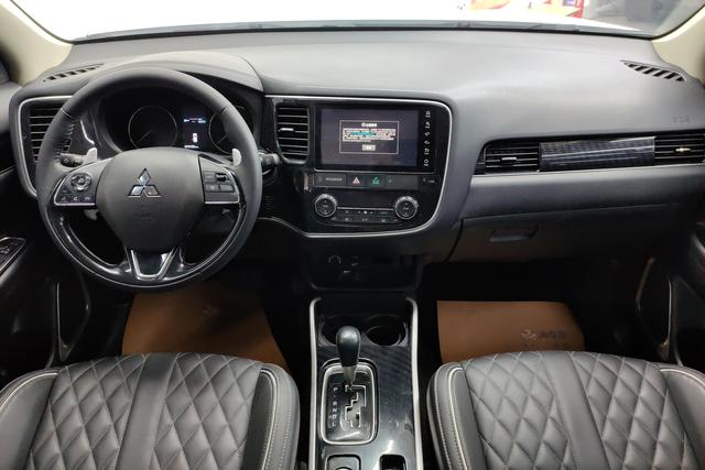 Mitsubishi Outlander 2021 — фото 11