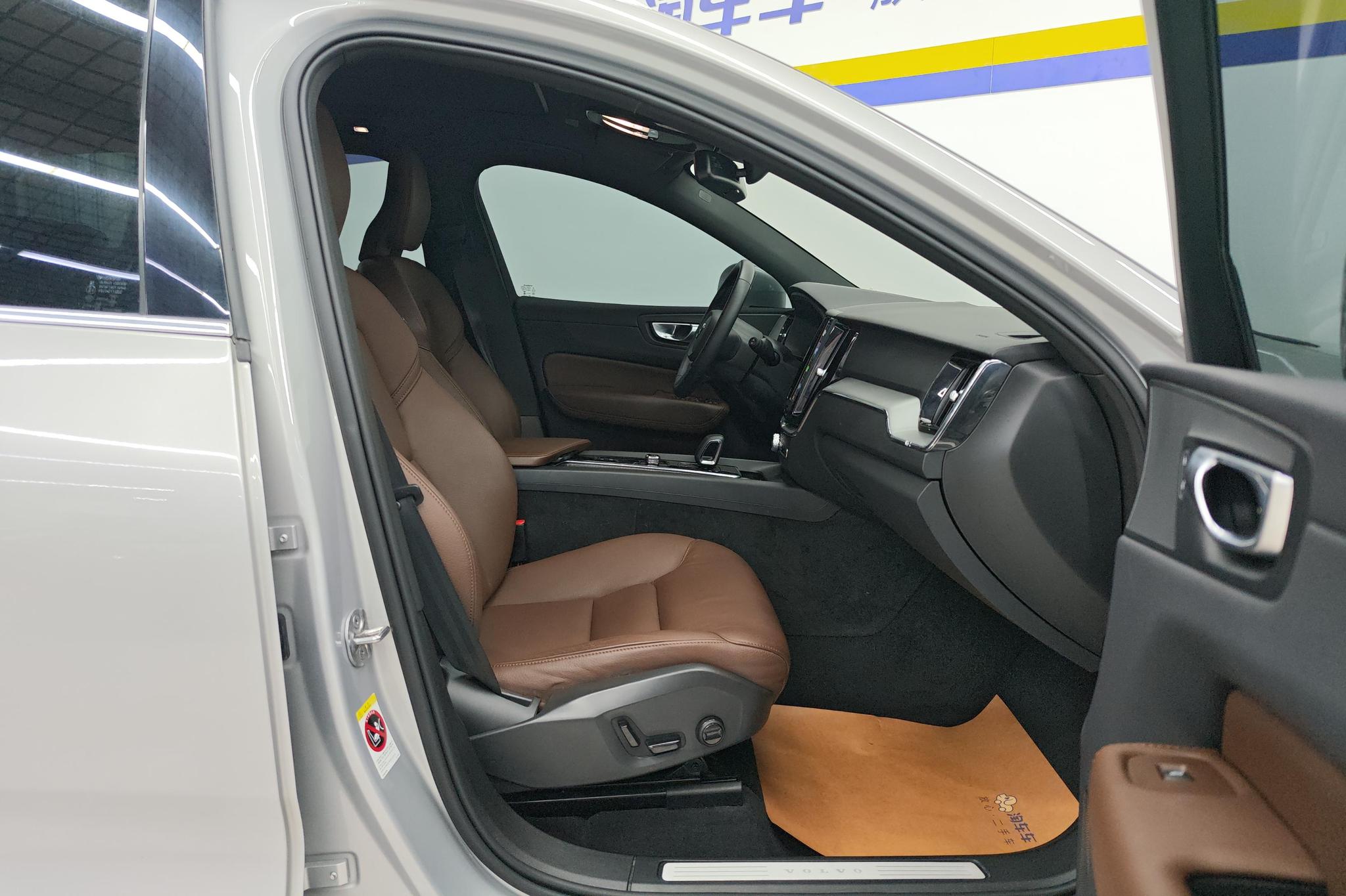 Volvo XC60 2023 B5 Luxury