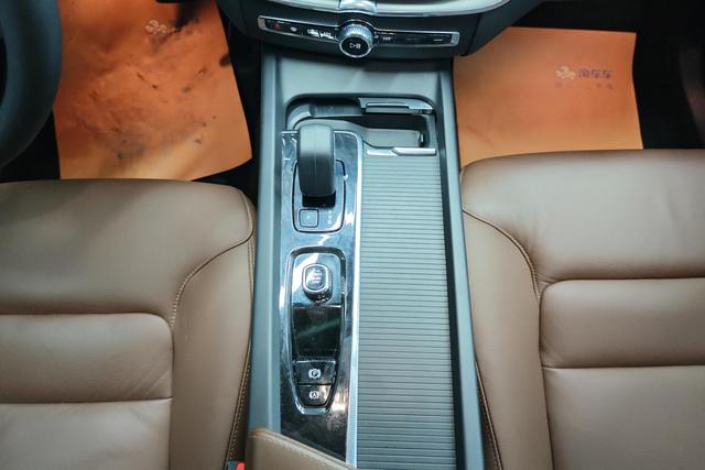 Volvo XC60 2023 B 5 4 WD — фото 15