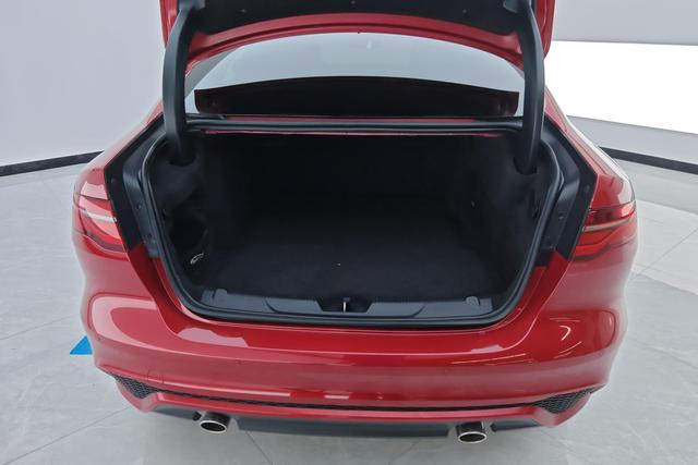 Jaguar XEL 2020 2.0 T 200 PS R-DYNAMIC S — фото 17