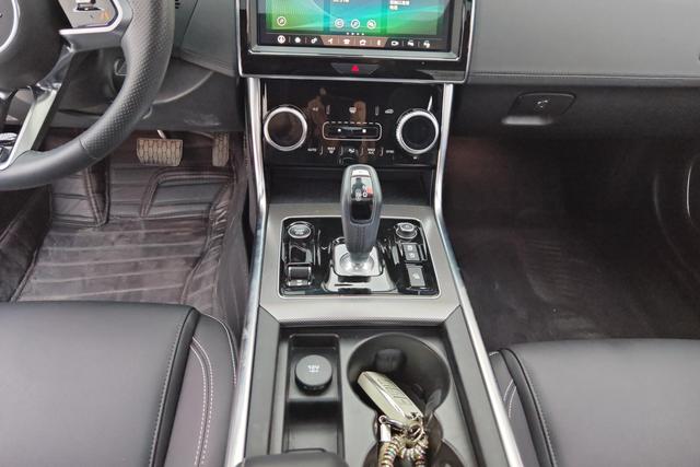 Jaguar XEL 2020 2.0 T 200 PS R-DYNAMIC S — фото 14