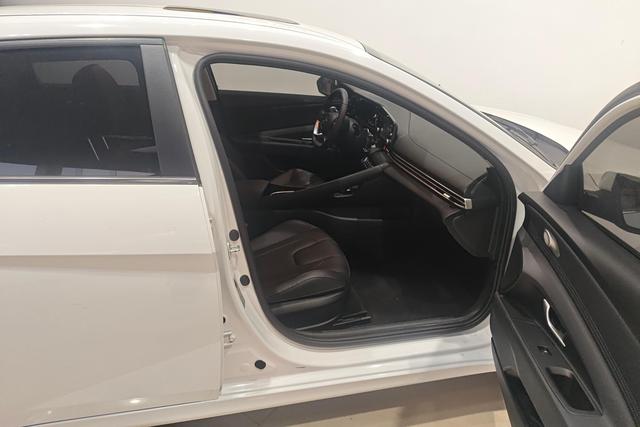 Hyundai Elantra 2022 1.5 L CVT GLX — фото 16