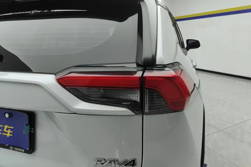 Toyota RAV4 — фото 5