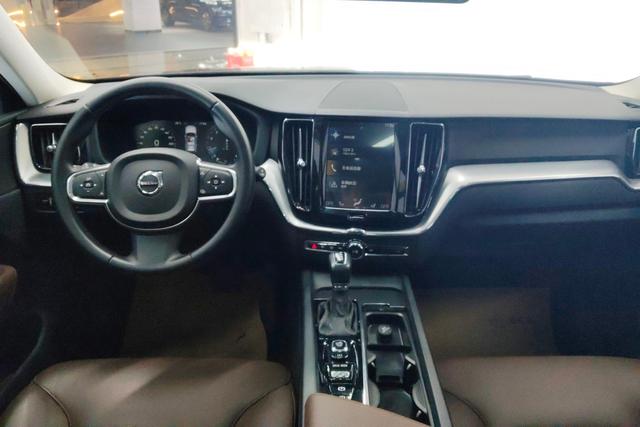 VOLVO XC60 2019 — фото 13
