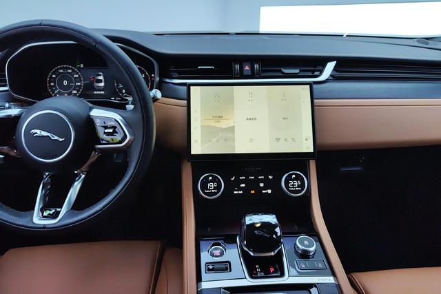 Jaguar XFL 2023 2.0 T P 250 2 WD — фото 10