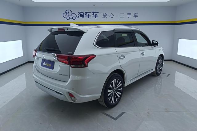 Mitsubishi Outlander 2021 — фото 3