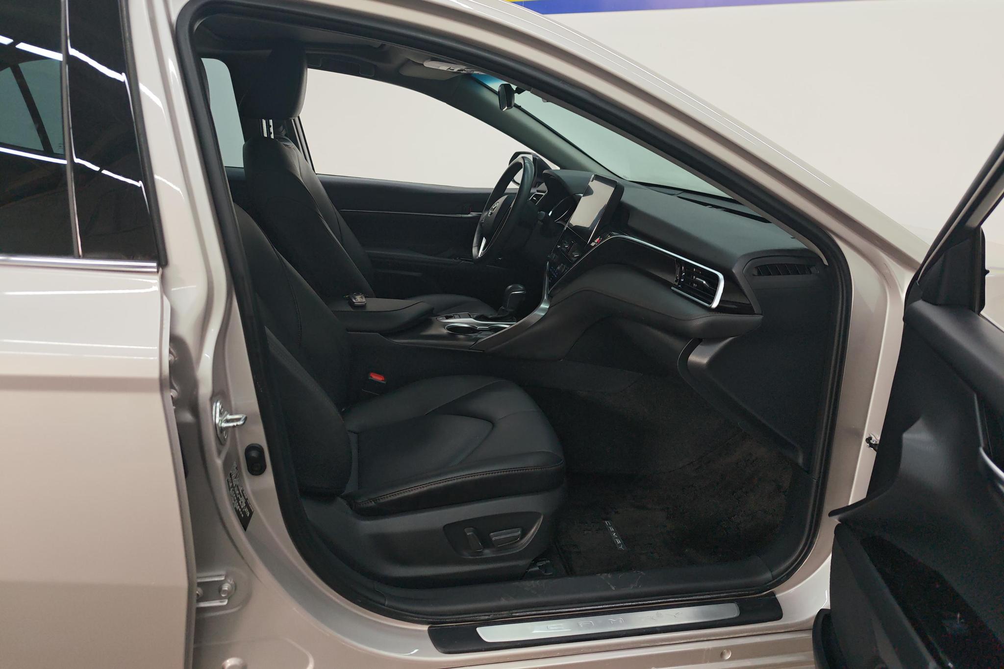 Toyota Camry 2021 2.0G Luxury