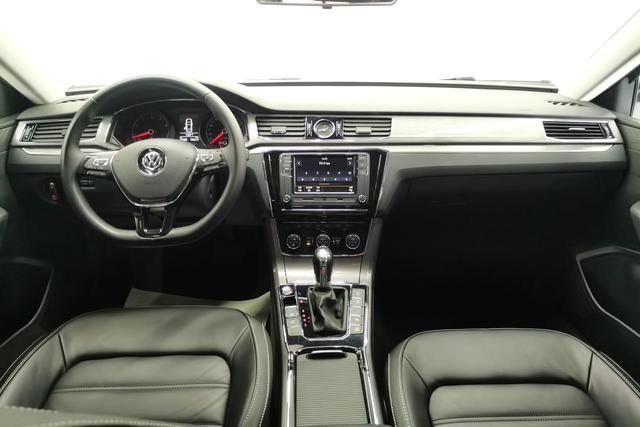 Volkswagen Passat 2017 330 TSI DSG — фото 11