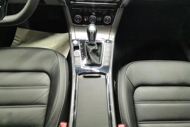 Volkswagen Passat 2017 330 TSI DSG — фото 14