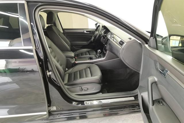 Volkswagen Passat 2017 330 TSI DSG — фото 15