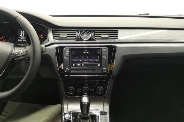 Volkswagen Passat 2017 330 TSI DSG — фото 12