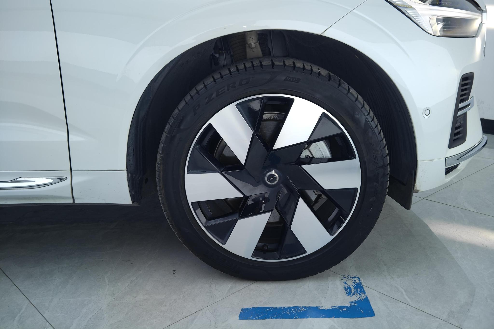 Volvo XC60 PHEV 2025 T8 Luxury