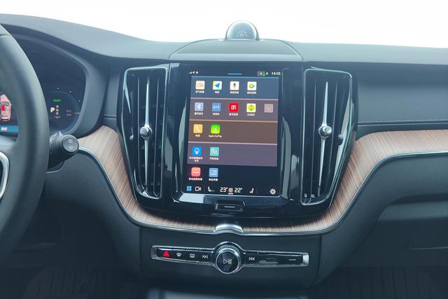 Volvo XC60 — фото 11