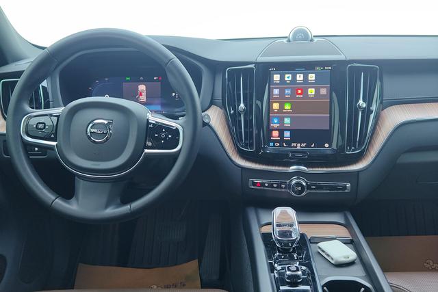 Volvo XC60 — фото 14