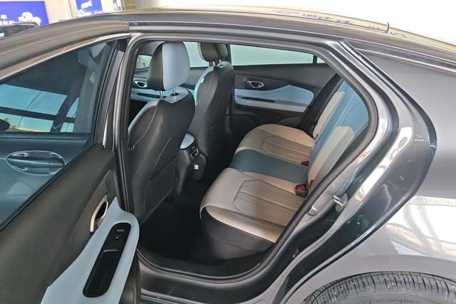 Trumpchi Empow 2023 2.0 L DHT Hybrid — фото 16