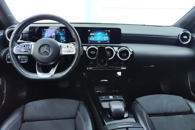 Mercedes Benz A-Class 2019 — фото 14