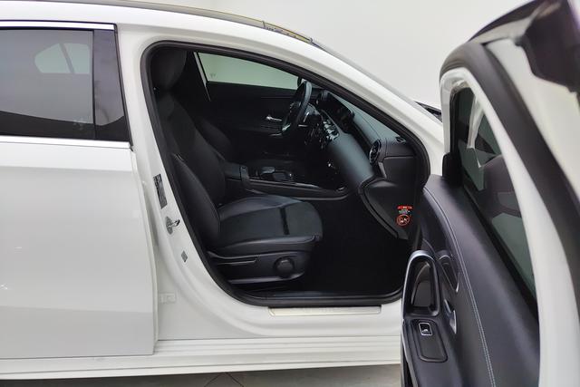 Mercedes Benz A-Class 2019 — фото 11