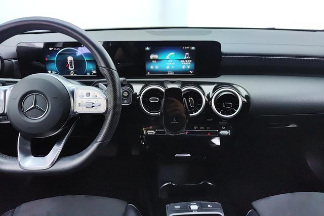 Mercedes Benz A-Class 2019 — фото 10
