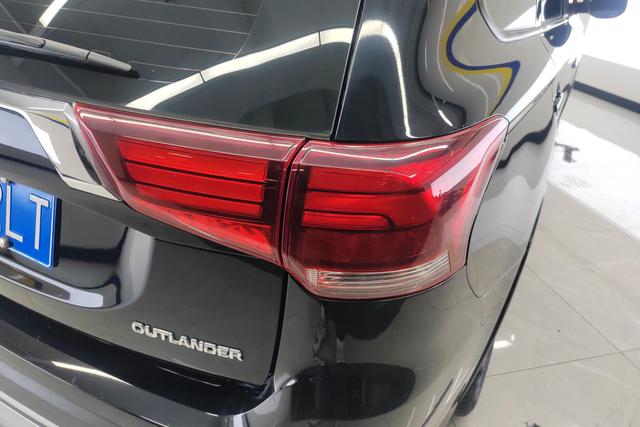 Mitsubishi Outlander 2020 — фото 8