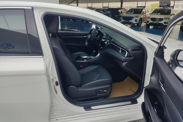 Toyota Camry 2019 — фото 16