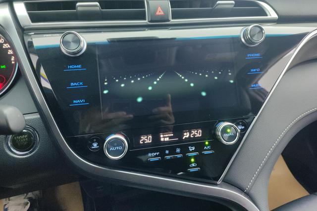 Toyota Camry 2019 — фото 10