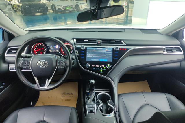 Toyota Camry 2019 — фото 12