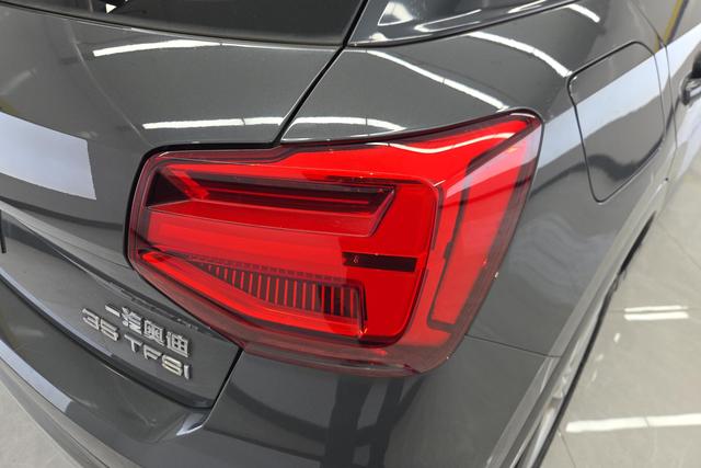 Audi Q2L 2020 Темно-серый из Китая