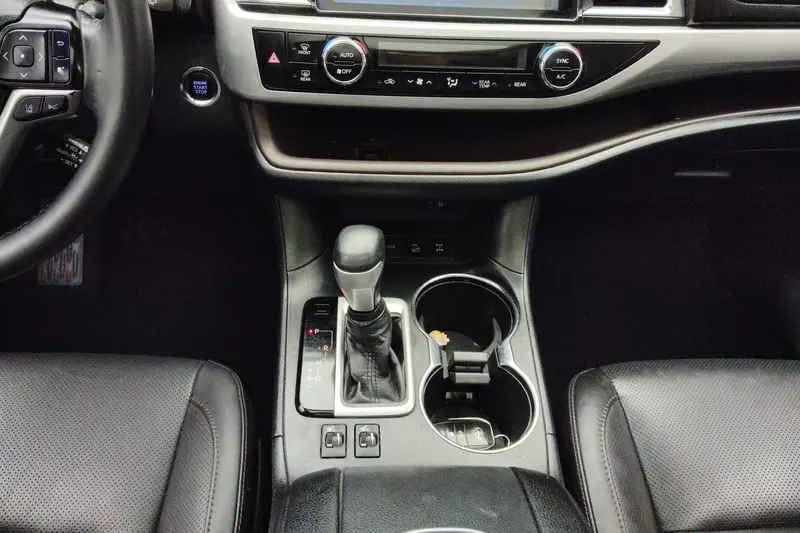 Toyota Highlander — фото 12