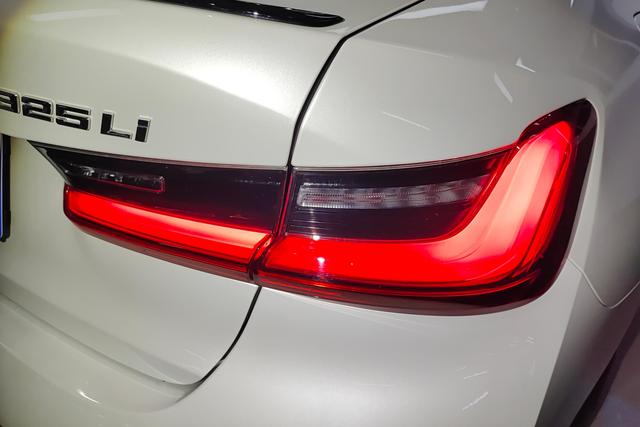 BMW 3 Series 2023 — фото 10