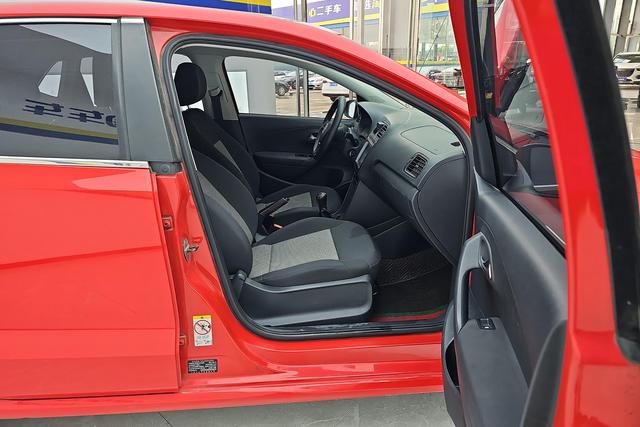 Volkswagen Polo 2016 1.4 L MT — фото 10