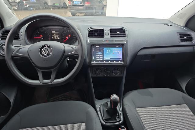 Volkswagen Polo 2016 1.4 L MT — фото 14