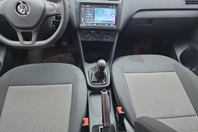 Volkswagen Polo 2016 1.4 L MT — фото 12