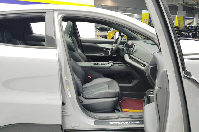 Chang'an UNI-T 2024 Темно-серый из Китая, фото 4