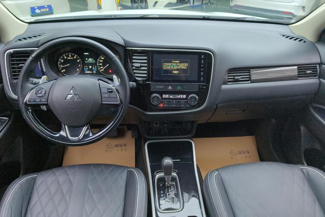 Mitsubishi Outlander 2020 — фото 13