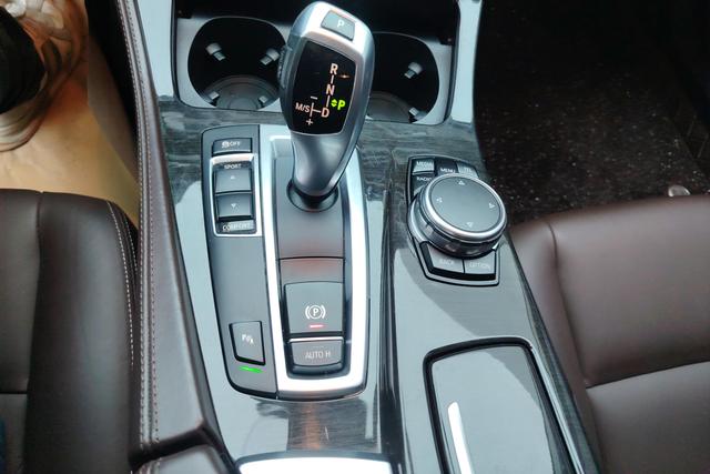BMW 5 Series 2017 — фото 16