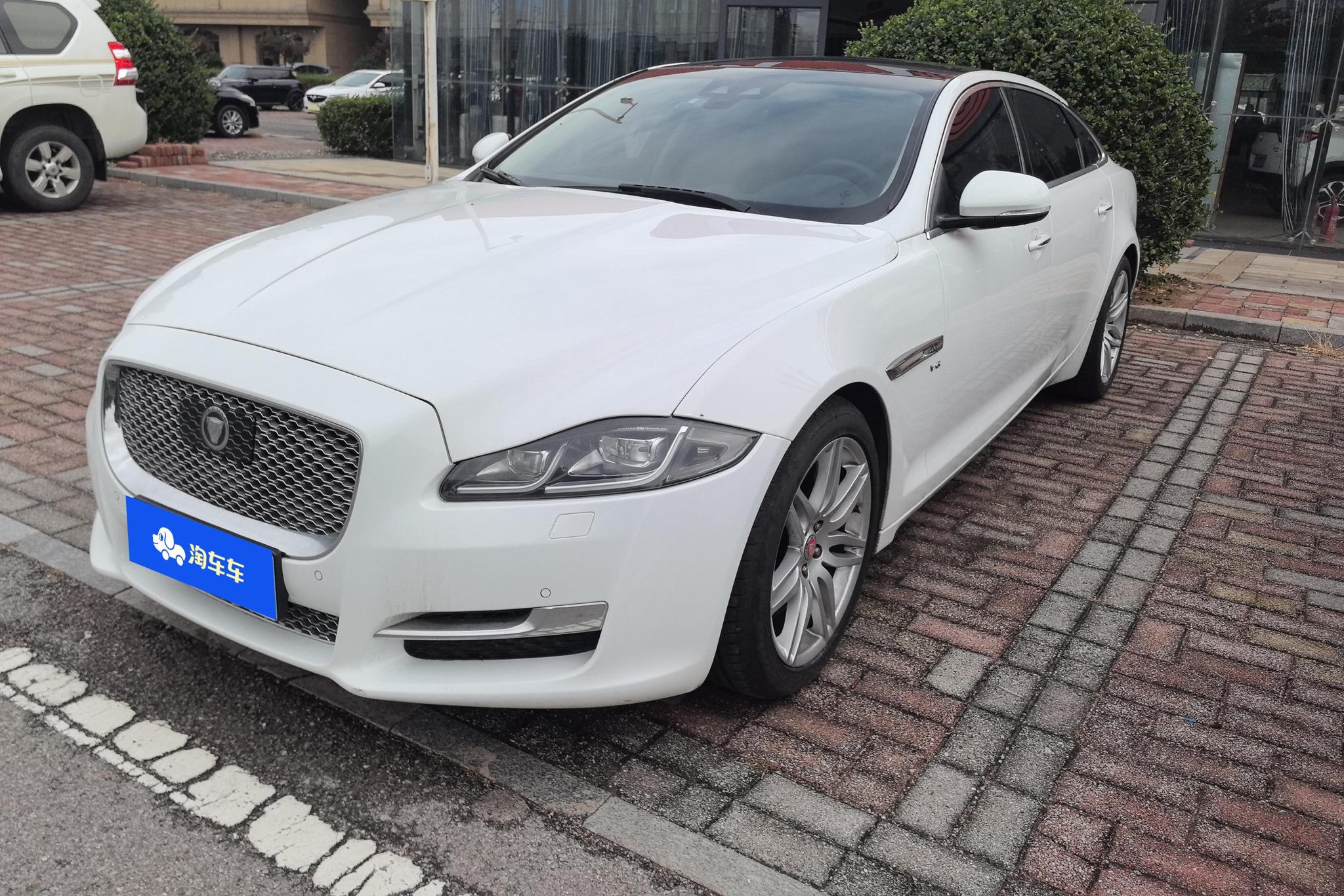 Jaguar XJ