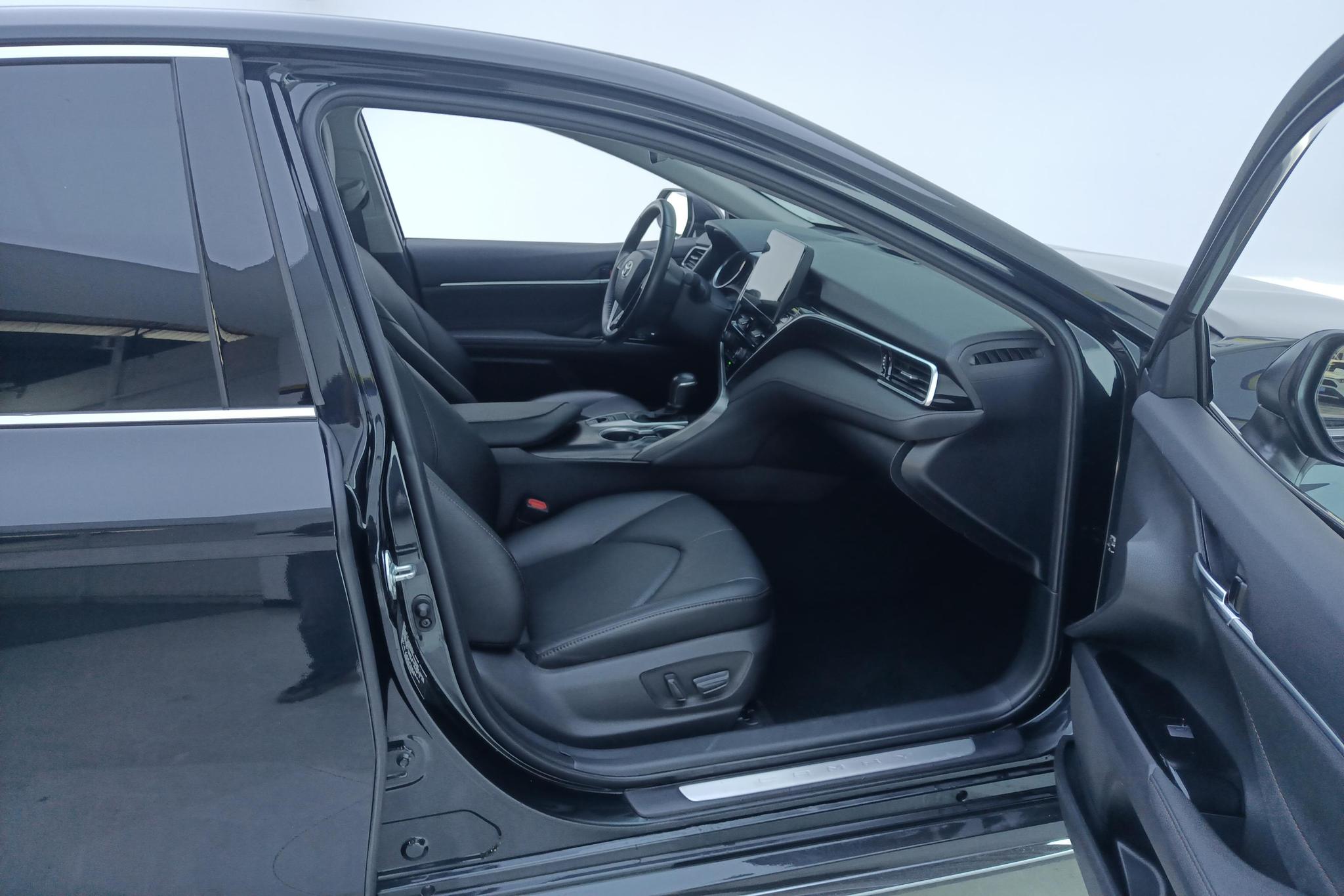 Toyota Camry 2023 2.0G Luxury