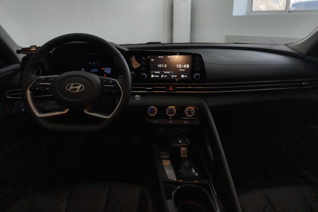 Hyundai Elantra 2023 1.5 L CVT GLX — фото 12
