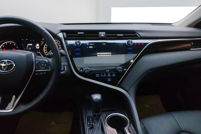 Toyota Camry 2019 — фото 12