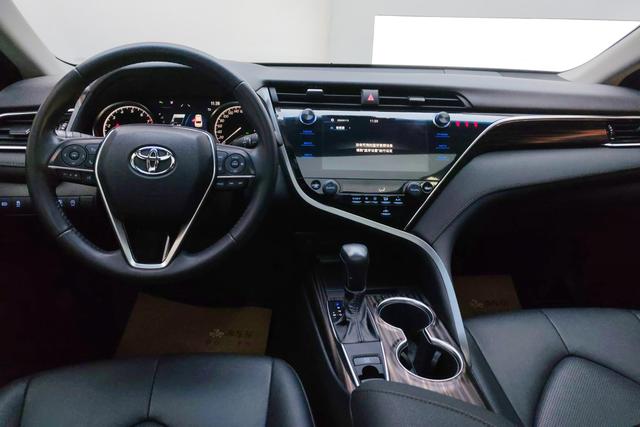 Toyota Camry 2019 — фото 13