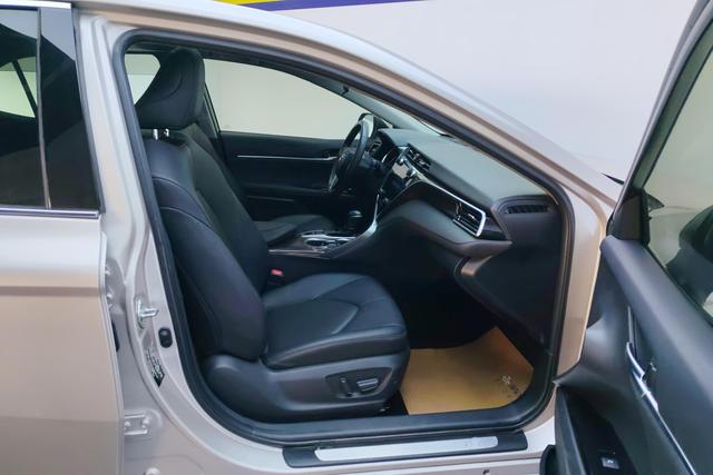 Toyota Camry 2019 — фото 10