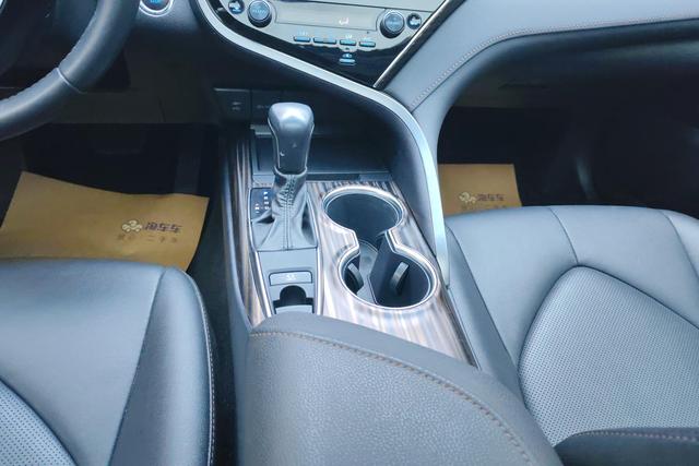 Toyota Camry 2019 — фото 15