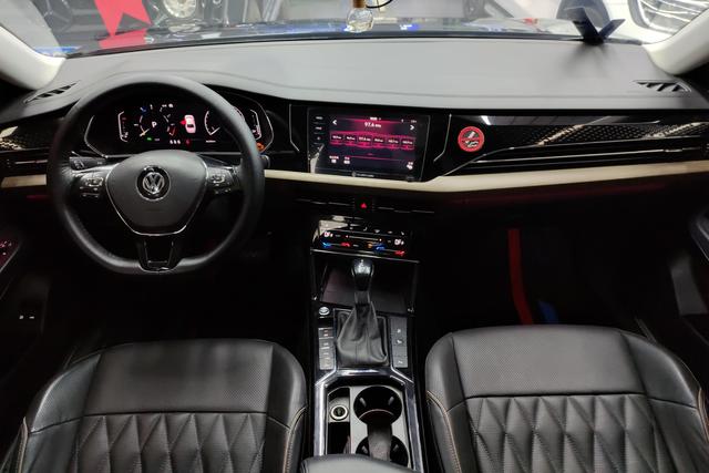 Volkswagen Passat Plug-in Hybrid 2020 — фото 11