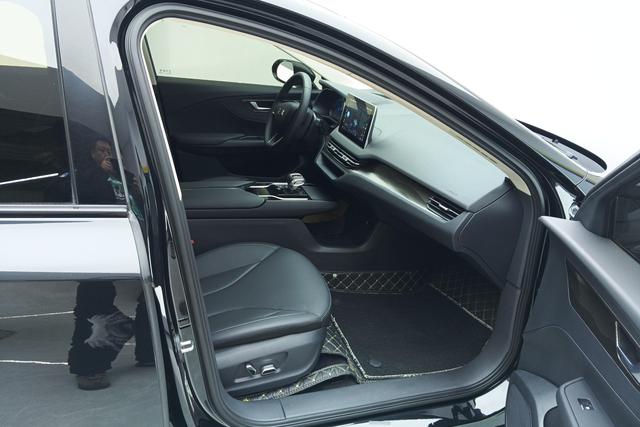 Red flag E-QM5 2023 Черный из Китая