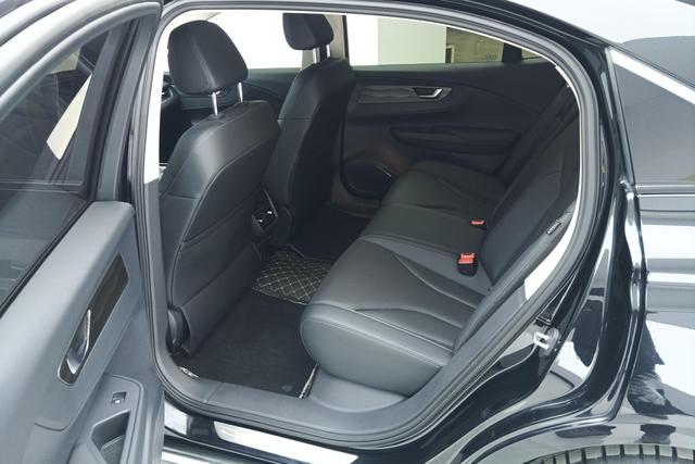 Red flag E-QM5 2023 Черный из Китая, фото 2