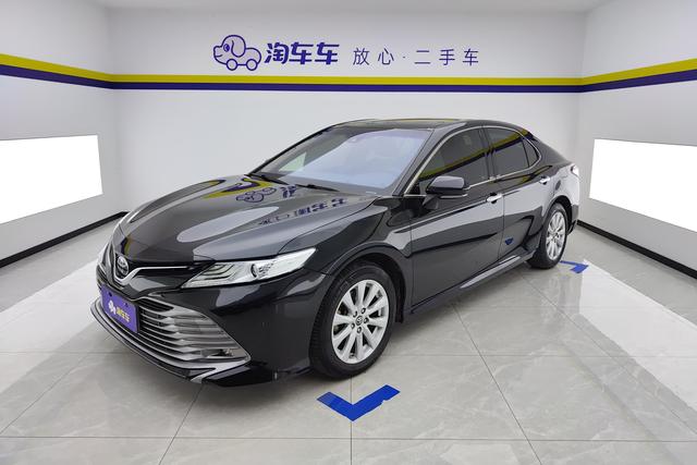 Toyota Camry 2018 — фото 1
