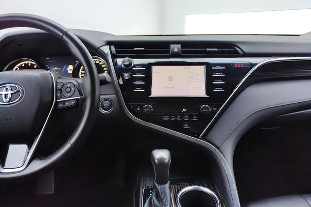 Toyota Camry 2018 — фото 11