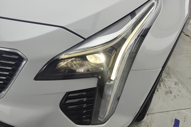 Cadillac XT4 2022 28 T 2 WD — фото 4